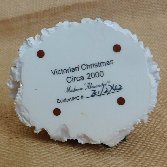Madame Alexander Victorian Christmas Figurine signed dated 200 & numbered - Picture 6 of 7